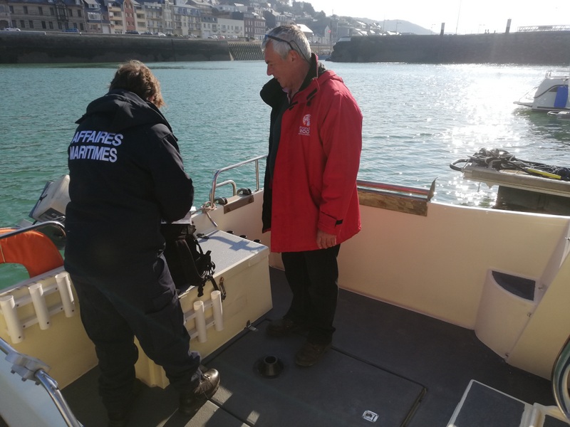 Marquage de 2 côtés de la bouée, reliée au feu à retournement